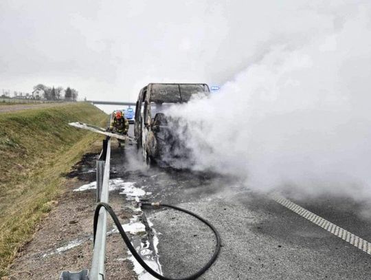 Policyjny radiowóz stanął w płomieniach na trasie S7 [FOTO]