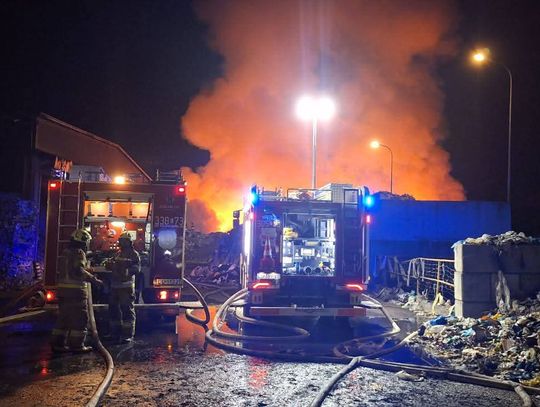 pożar na Lubelszczyźnie, pożar w miejscowości Bełżycach, Bełżyce, powiat lubelski, pożar sortowni śmieci, pożar wysypiska śmieci, na sygnale, straż pożarna