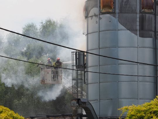 pożar Świnna Poręba, pożar silos, Świnna Poręba, pożar powiat wadowicki, akcja gaśnicza, straż pożarna, JRG Wadowice, OSP Mucharz, OSP, pożar 1 sierpnia 2025, gaszenie pożaru silos