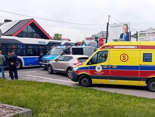 Na zdjęciu miejsce zdarzenia drogowego na ulicy Mickiewicza w Skawinie
