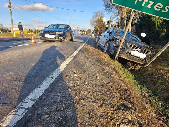 Popołudniowe zderzenie dwóch osobówek w Poskwitowie (ZDJĘCIA)