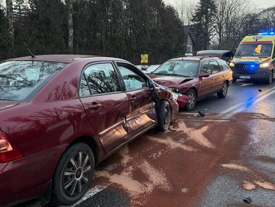 Krzeszowice, powiat krakowski, wypadek drogowy, na sygnale, zderzenie dwóch samochodów osobowych, akcja ratunkowa, straż pożarna