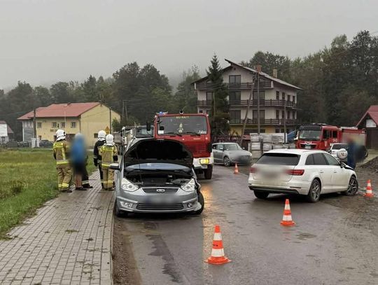 Kurów, powiat suski, wypadek w powiecie suskim, akcja ratunkowa, na sygnale, wypadek drogowy, zderzenie dwóch samochodów osobowych