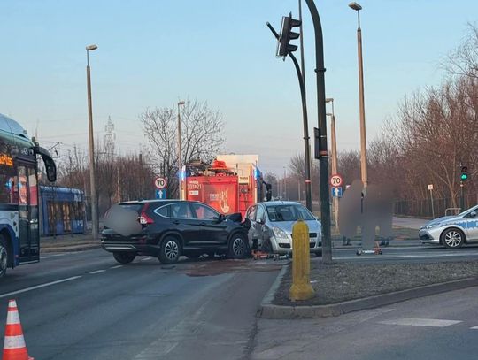 Kraków, Aleja Pokoju w Krakowie, kolizja drogowa, wypadek drogowy, na sygnale, utrudnienia drogowe w Krakowie