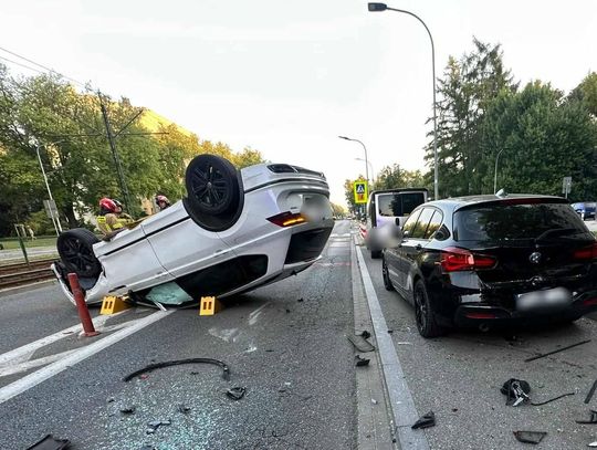 Poranne dachowanie osobówki na alei Andersa w Nowej Hucie [ZDJĘCIA]