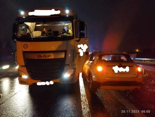 Na pasie w kierunku Krakowa, na wysokości Karczmy Bida samochód osobowy zderzył się z ciężarówką