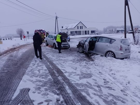 Dąbrowa Tarnowska, powiat dąbrowski, gmina Radogoszcz, luszowice, wypadek drogowy, zderzenie samochodów osobowych