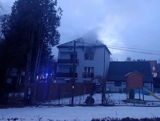 Rabka-Zdrój, pożar budynku mieszkalnego, pożar w rabce-zdroju, Podhale, straż pożarna, strażacy, akcja gaśnicza, działania strażaków, pożar na ulicy Poniatowskiego w Rabce-Zdroju, pożar w dzielnicy Słone