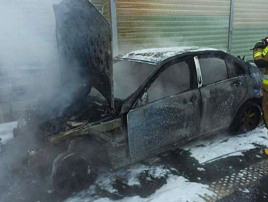 Poranny pożar Mercedesa na autostradzie A4. Pojazd spłonął doszczętnie