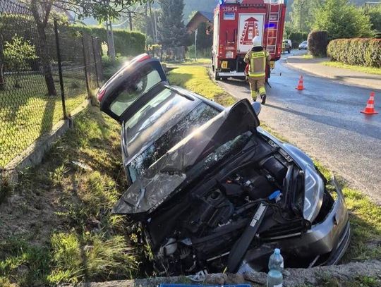 Poranny wypadek w Stryszawie. Auto wpadło do rowu i uderzyło w przepust