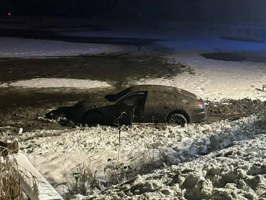 Grojec, powiat oświęcimski, Oświęcim, na sygnale, samochód osobowy wpadł do stawu, akcja ratunkowa, akcja ratownicza