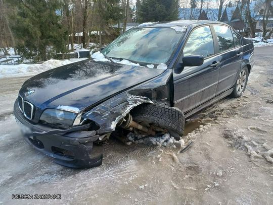 Na zdjęciu rozbity po pościgu za pijanym kierowcą samochód marki BMW