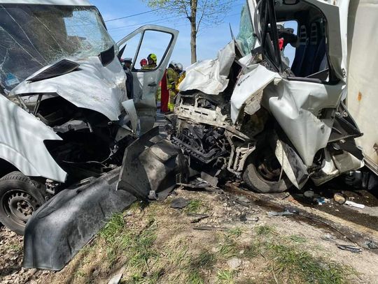 Na zdjęciu zniszczone pojazdy po wypadku w Brończycacach