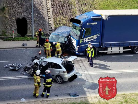 Potężne zderzenie trzech pojazdów na DK75 w Brzesku. Dwie osoby ranne