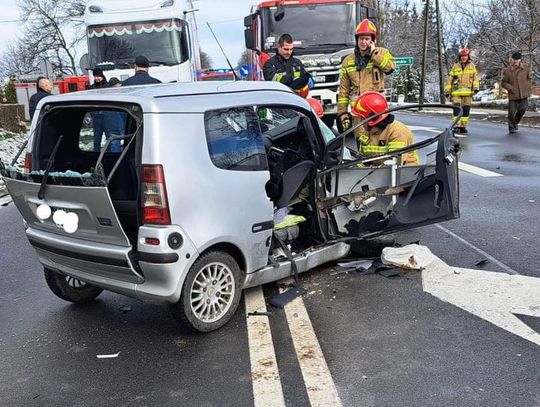 Potężny dzwon na krajowej siódemce w Prandocinie. Są ranni (ZDJĘCIA)