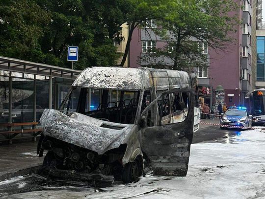 Potężny pożar busa rejsowego przy krakowskim Jubilacie [ZDJĘCIA]