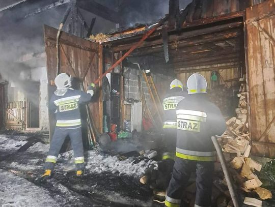 Na zdjęciu strażacy walczący z pożarem zabudowań w Ochotnicy Górnej