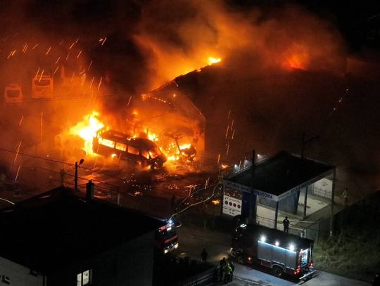 Skała, pożar w miejscowości Skała, pożar zakładu mechanicznego, pożar w powiecie krakowskim,  pożar zakładu mechanicznego, akcja gaśnicza, strażacy, straż pożarna