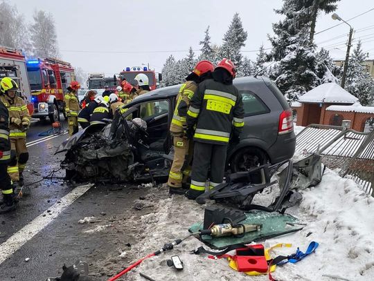 Na zdjęciu służby ratunkowe biorące udział w akcji po wypadku na DK94 w Wielkiej Wsi oraz jeden z rozbitych pojazdów