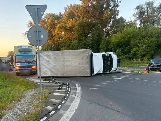 Poważne utrudnienia po wypadku na ulicy Jasnogórskiej. Dostawczak zablokował drogę