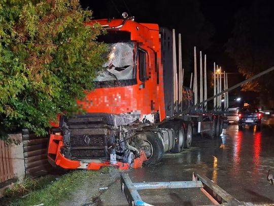 Poważne zderzenie dwóch ciężarówek w Sidzinie. Kierowca trafił do szpitala [ZDJĘCIA]