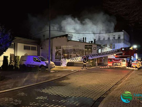 Tarnów, akcja gaśnicza, zastępy straży pożarnej, pożar hali magazynowej, akcja strażaków, środowy pożar w Tarnowie