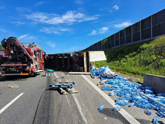 Na zdjęciu przewrócona ciężarówka, która zablokowała autostradę A4 w kierunku Rzeszowa