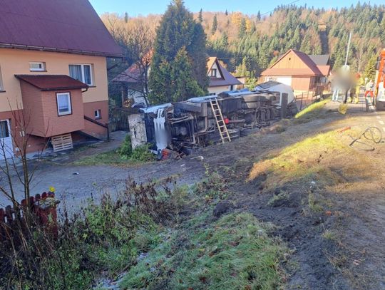 Poważny wypadek i utrudnienia w Zawoi. Ciężarówka zmiażdżyła auto w garażu! [FOTO]