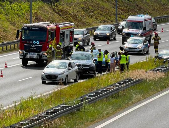 Poważny wypadek na A4 przed Brzeskiem. Rozbite trzy auta, ranne dziecko i dorosły
