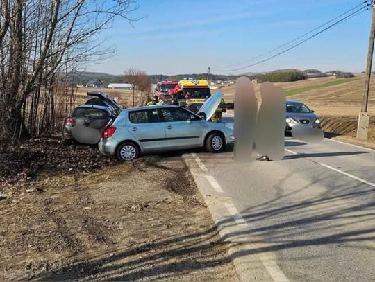 Poważny wypadek na DW794 w Podchybiu z udziałem dwóch samochodów [FOTO]