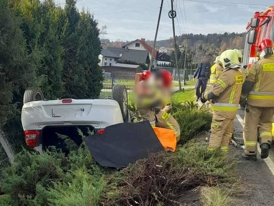 Poważny wypadek na granicy Lasu i Kukowa. Jeden z samochodów dachował [FOTO]