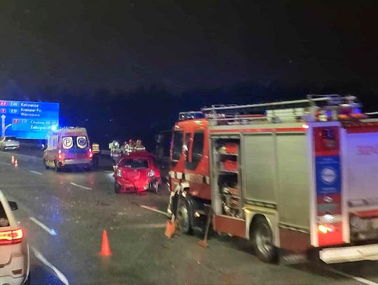 Kraków, obwodnica w Krakowie, wypadek przy węźle Łagiewniki, zderzenie trzech samochodów, wypadek drogowy, wypadek na autostradzie A4