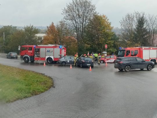 Olkusz, powiat olkuski, wypadek drogowy, niebezpieczne skrzyżowanie, skrzyżowanie ulic, wypadek na skrzyżowaniu ulic, akcja ratunkowa, akcja ratownicza