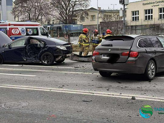 Tarnów, wypadek na skrzyżowaniu w Tarnowie, trzy osoby w szpitalu, poważny wypadek w centrum Tarnowa, centrum Tarnowa, skrzyżowanie Tarnów