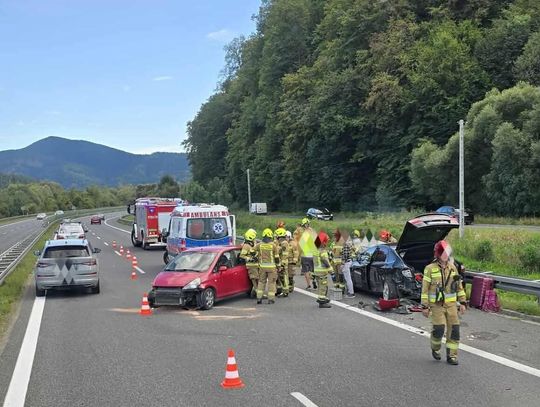 Wypadek, powiat myślenicki, Pcim, wypadek na Zakopiance, utrudnienia w ruchu, na sygnale, akcja ratunkowa