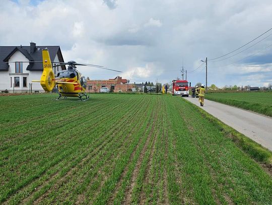 Poważny wypadek w gminie Iwanowice. Osobówka potrąciła pieszego [FOTO]