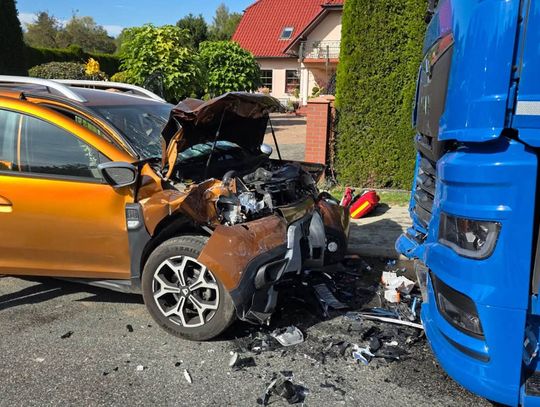 Poważny wypadek w Jurkowie. Zderzenie czołowe z ciężarówką, lądował śmigłowiec LPR [ZDJĘCIA]