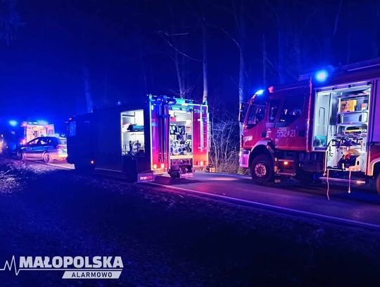 Poważny wypadek w Kętach. Samochód osobowy uderzył w drzewo [FOTO]