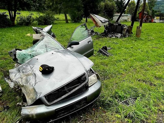 Poważny wypadek w Koszarach. Z osobówki zostało niewiele [ZDJĘCIA]