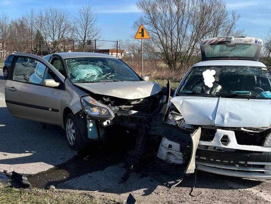 Na zdjęciu wypadek w Kryspinowie z udziałem dwóch samochodów osobowych