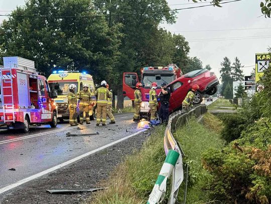 wypadek Łęki, DW948 wypadek, wypadek Oświęcim Kęty, samochody rozbite Łęki, auto na barierkach