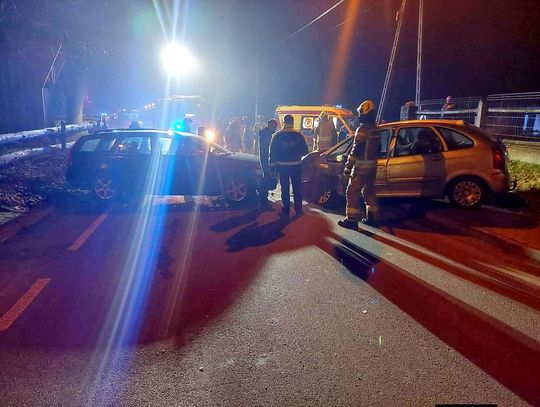 Wypadek drogowy, powiat olkuski, Olkusz, akcja ratunkowa, zderzenie dwóch samochodów, dwie osoby poszkodowane