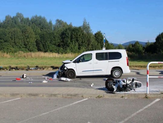 Poważny wypadek w Myślenicach. Motocykl uderzył w rowerzystów i osobówkę