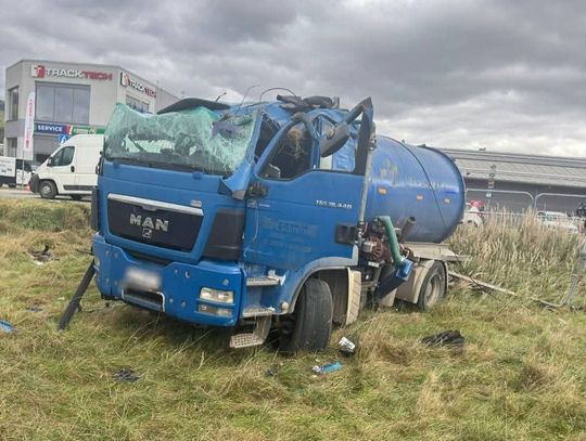 Nowy Targ, beczkowóz, bus dostawczy, na sygnale, wypadek drogowy, ulica Przemysłowa w Nowym Targu, akcja ratownicza