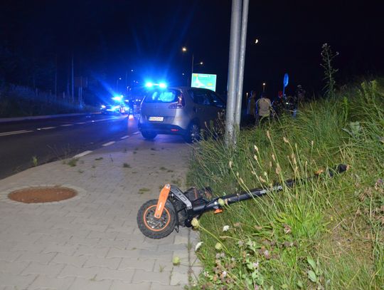 Poważny wypadek w Rzozowie pod Krakowem. 17-latek na hulajnodze elektrycznej zderzył się z samochodem