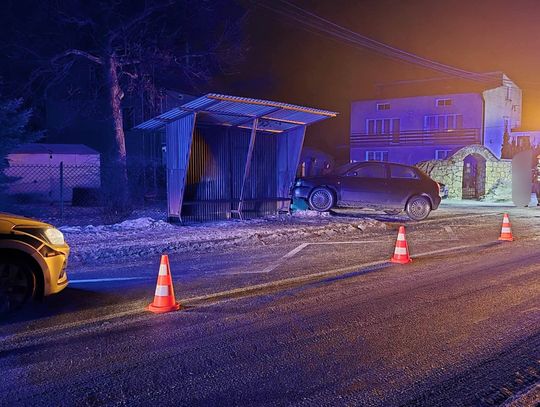 Poważny wypadek w Stanisławiu Dolnym. Jeden z pojazdów uderzył w przystanek [FOTO]