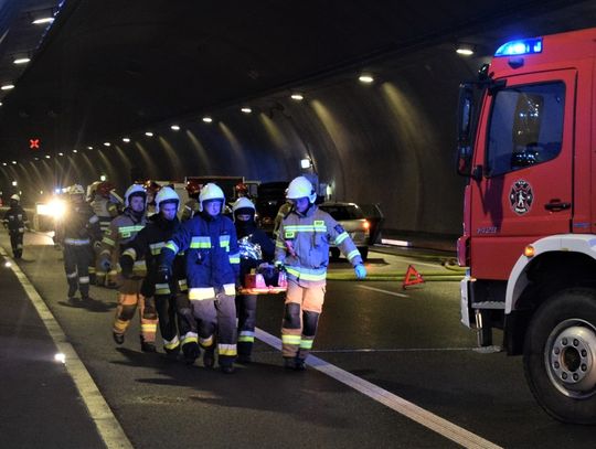 Na zdjęciu służby ratunkowe podczas ćwiczeń w Tunelu pod Luboniem Małym