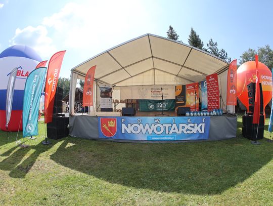 Na zdjęciu scena podczas Targów Cieśli i baner Powiatu Nowotarskiego