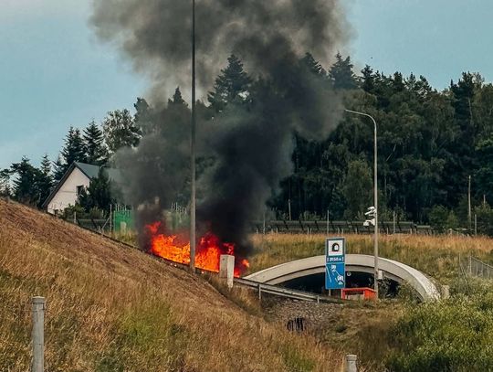 Samochód osobowy stanął w płomieniach przed wjazdem do tunelu na Zakopiance w miejscowości Naprawa