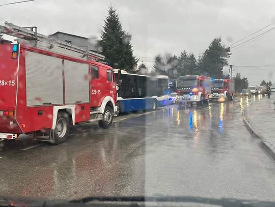 Na zdjęciu strażacy walczący z pożarem autobusu miejskiego w Skawinie